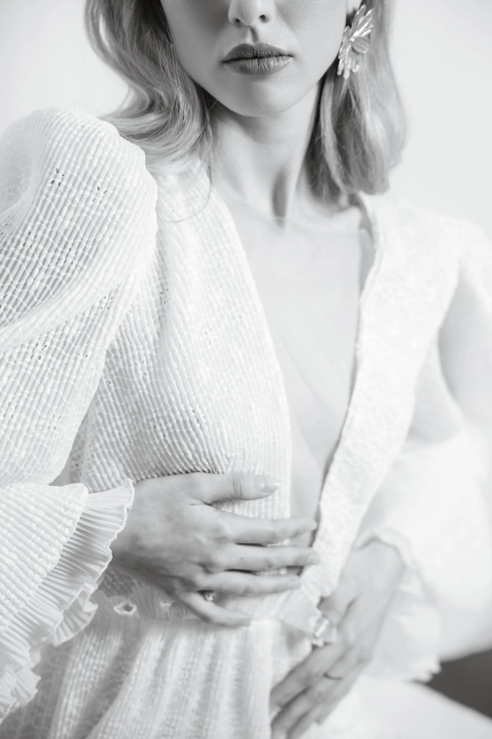 Detalle del vestido con mangas de volantes, en blanco y negro