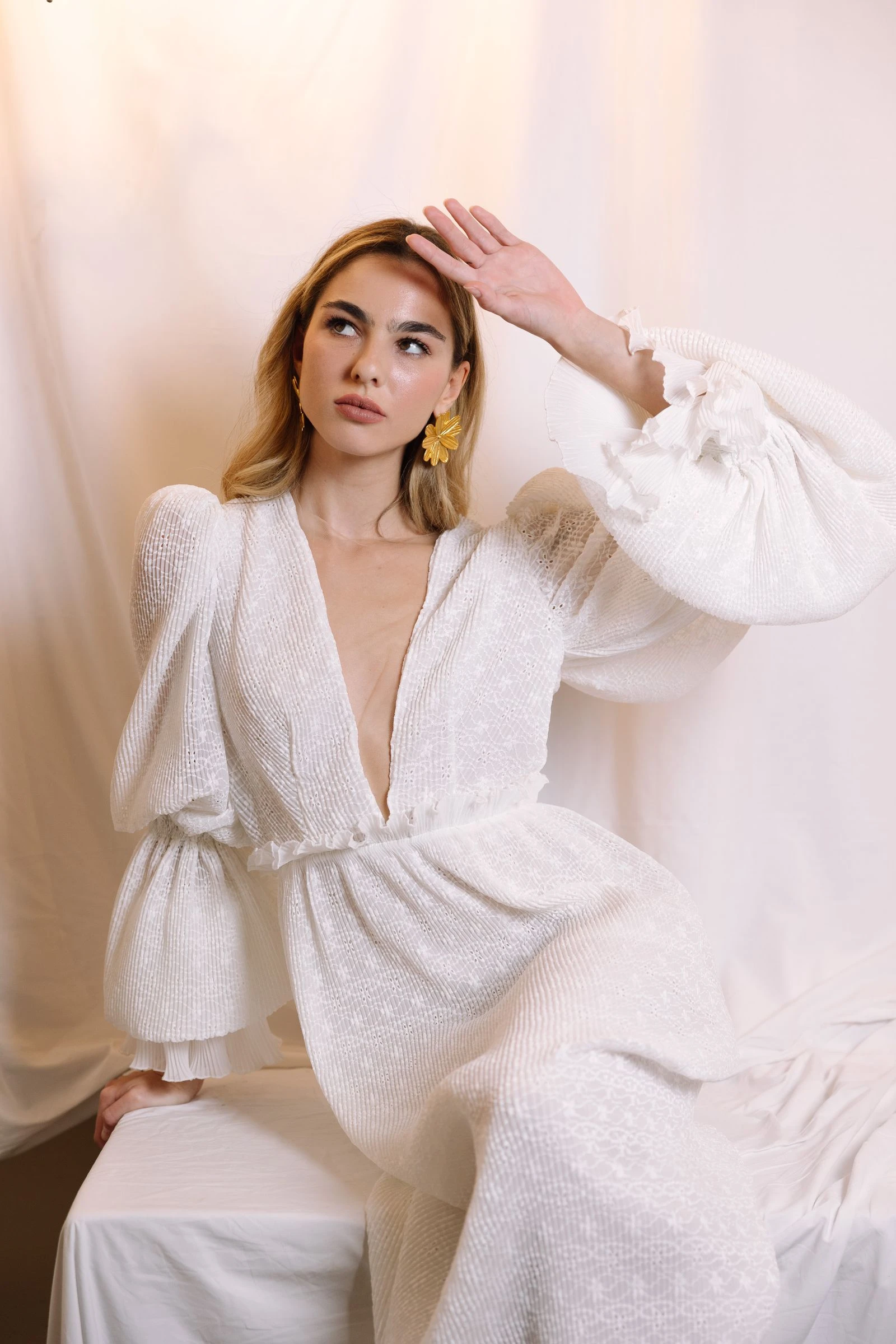 Retrato de novia con vestido de mangas abullonadas y luz suave