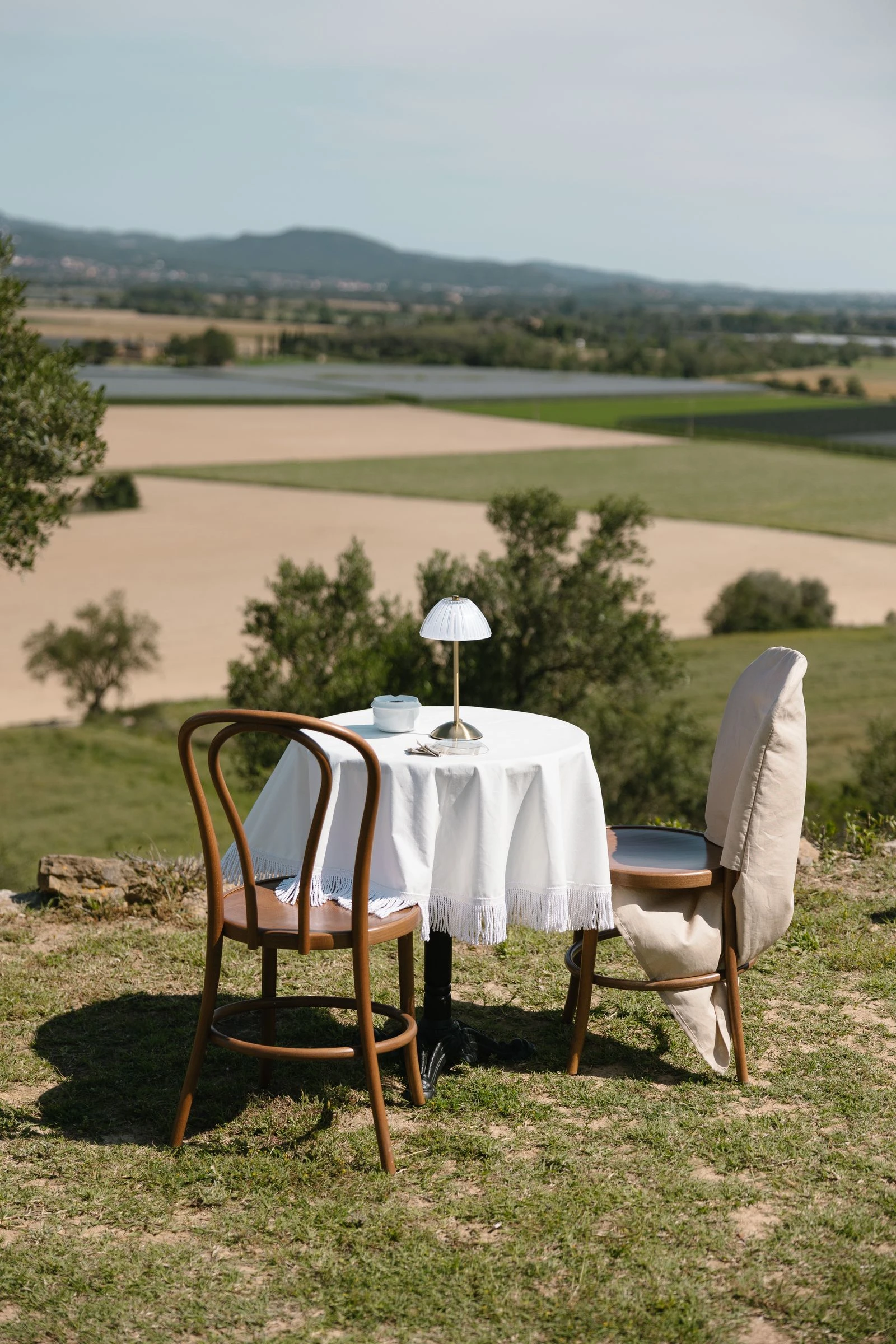 Mesa para dos en mitad del campo