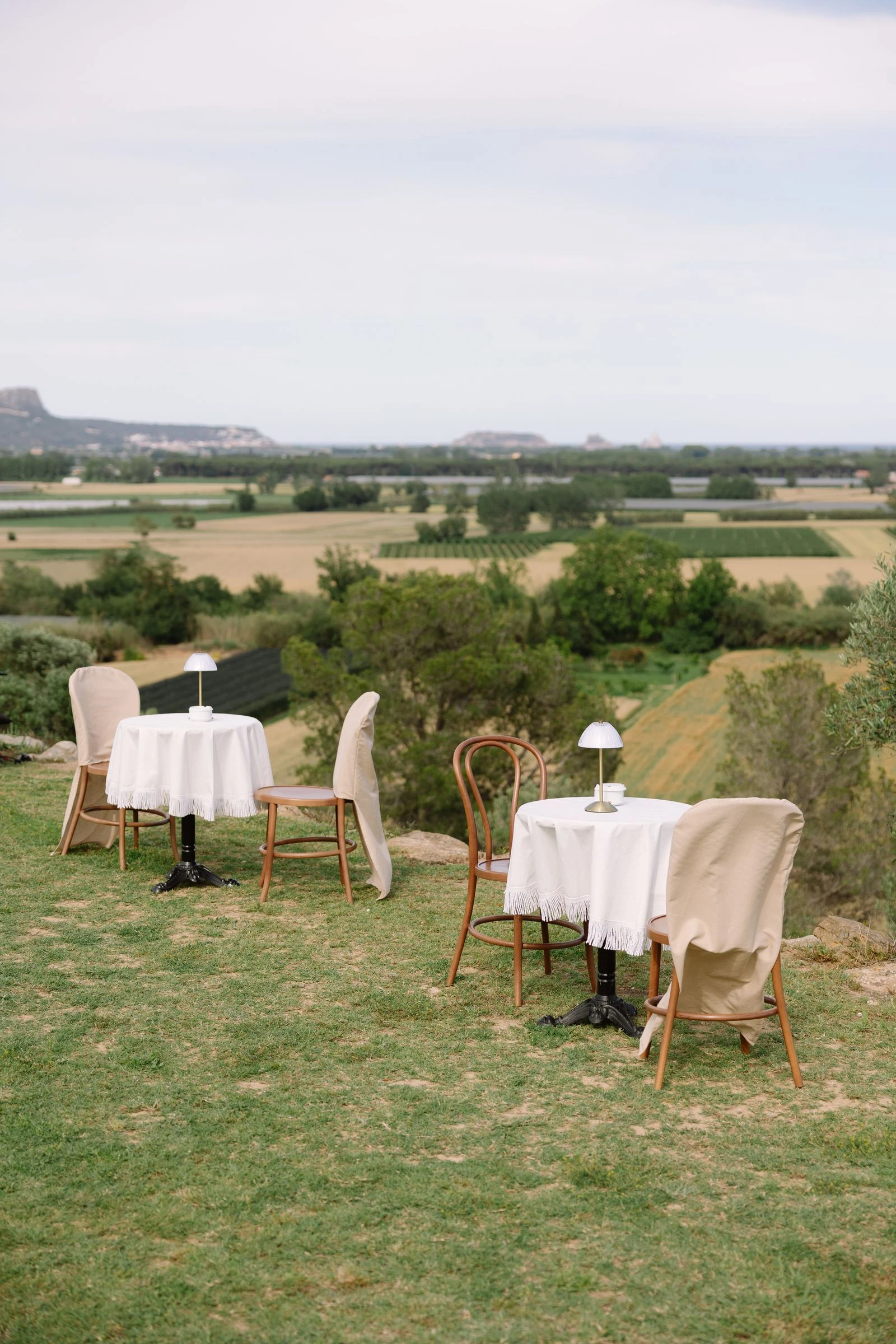 Mesa para dos en mitad del campo al atardecer
