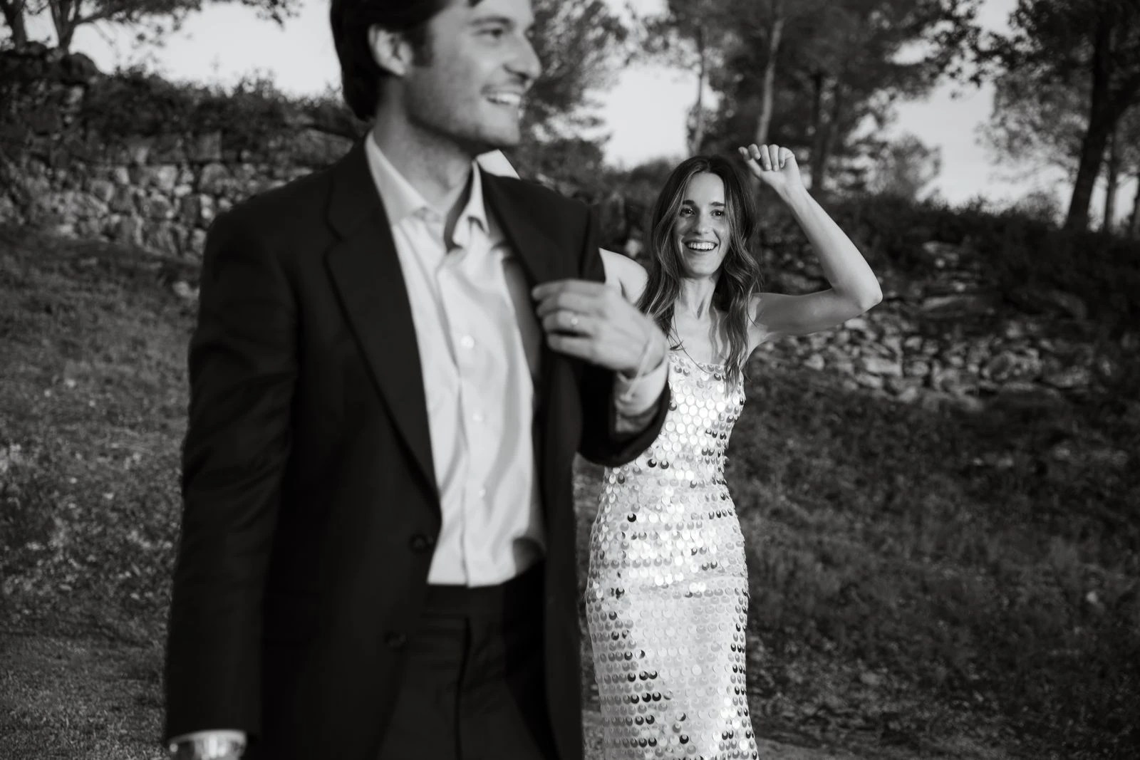 Novios riendo en el campo, en blanco y negro