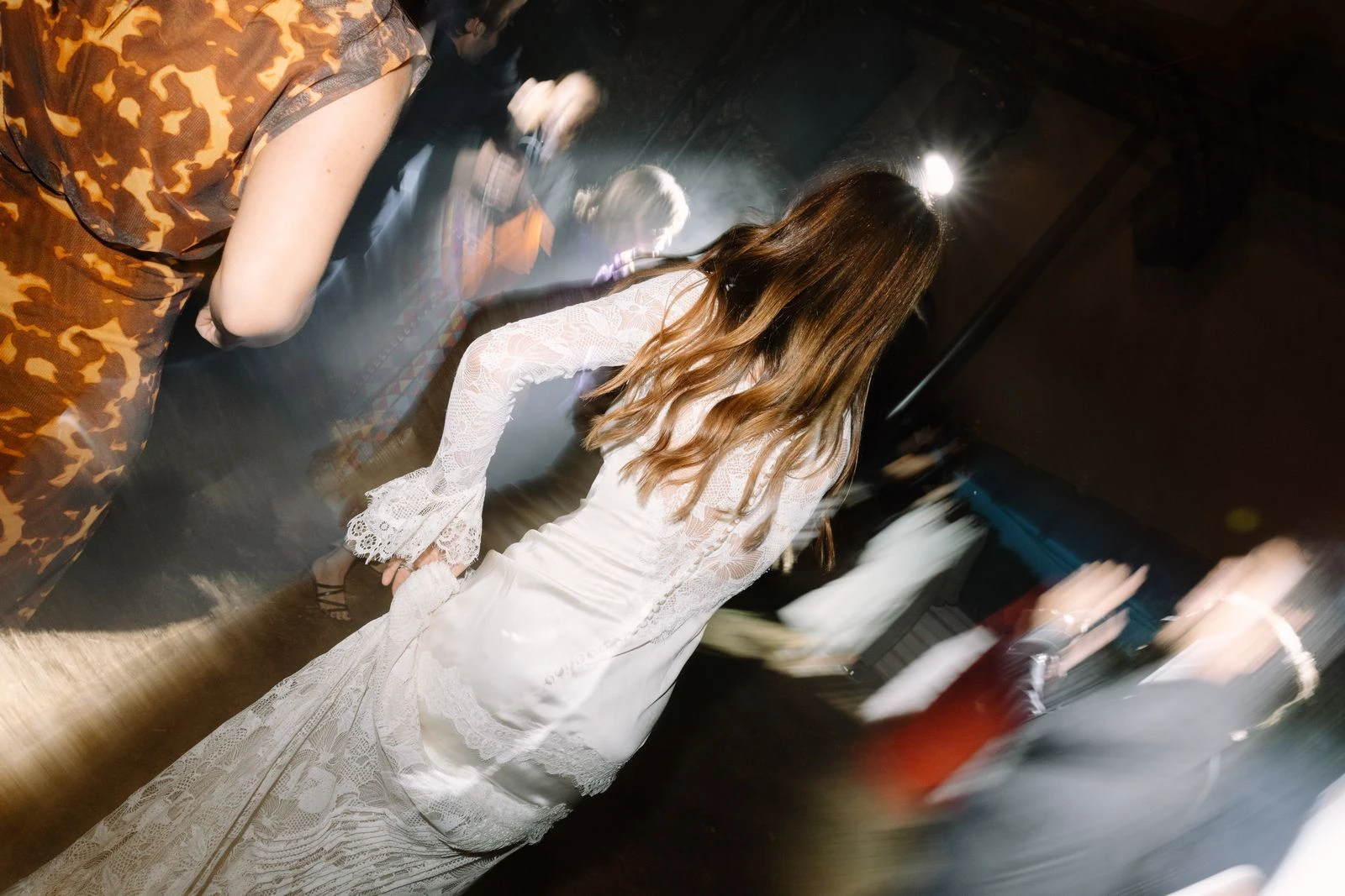 Novia bailando, captada con barrido de luz