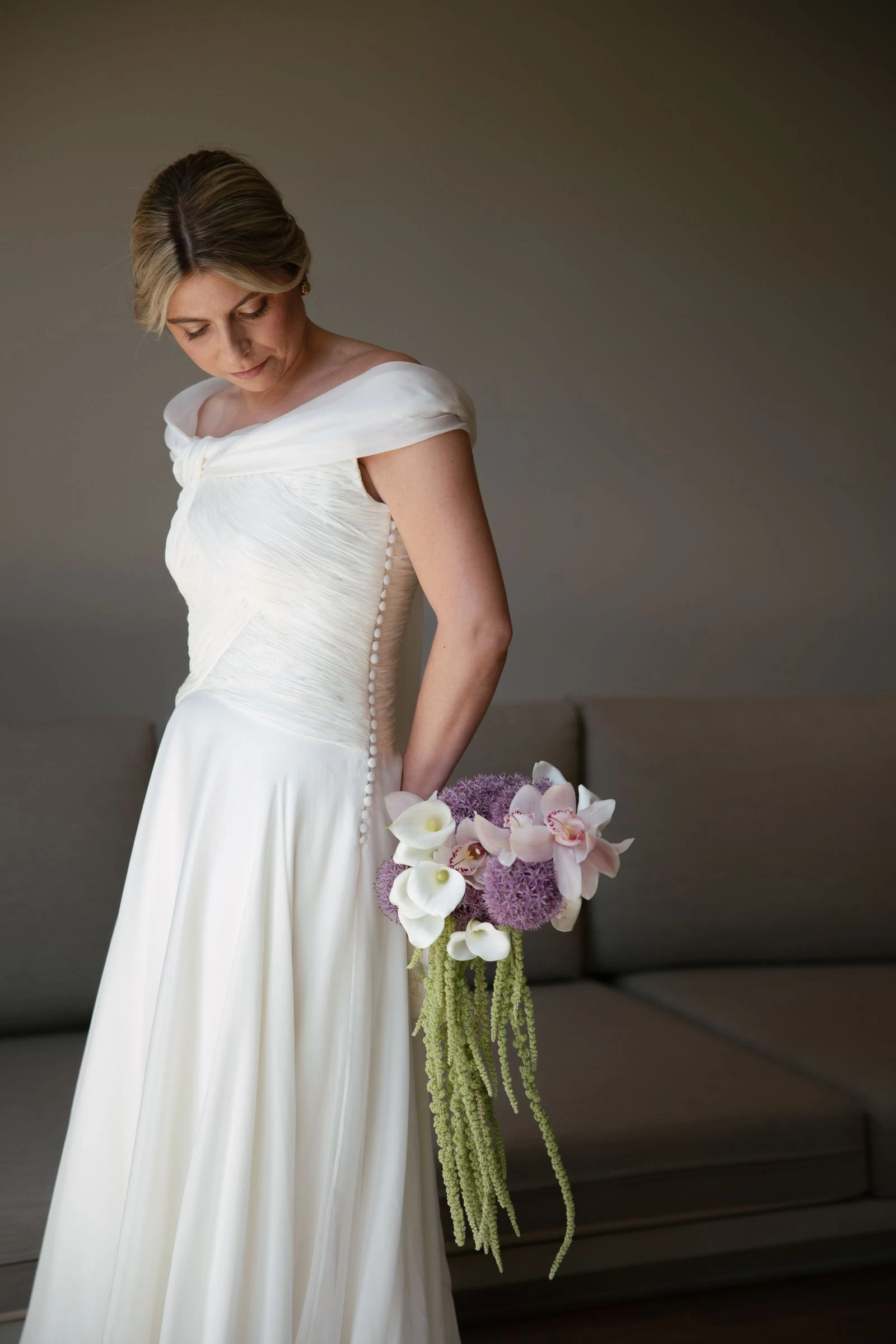 Novia con un ramo de calas y tulipanes