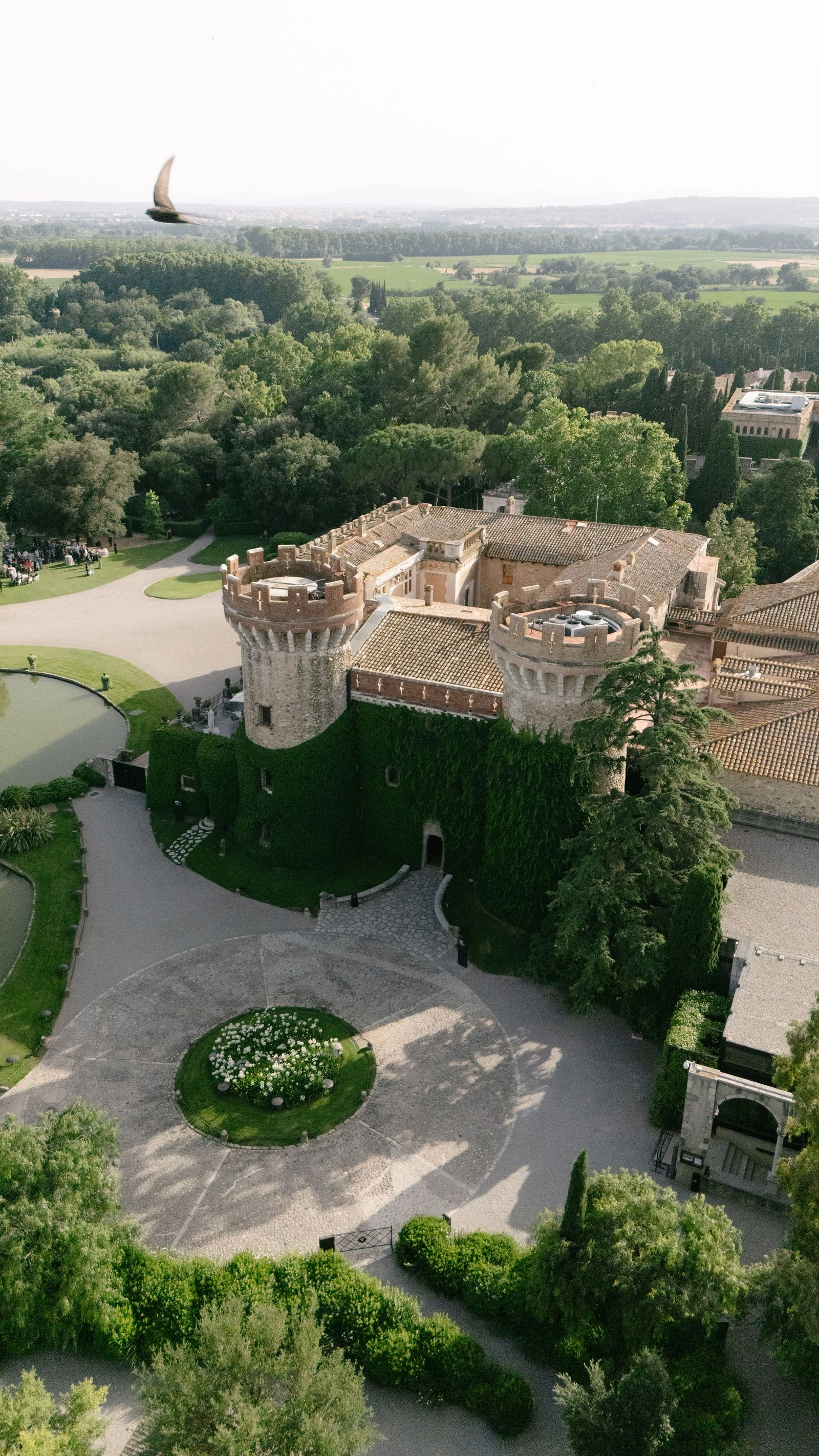 Vista aérea de una masía con jardín