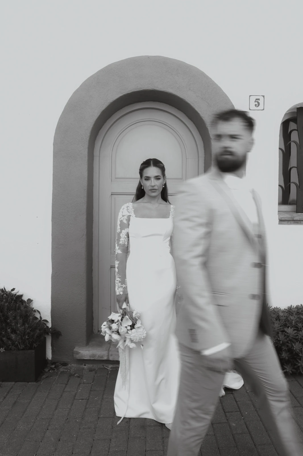 Novios saliendo de la ceremonia en Masia Victoria, en blanco y negro