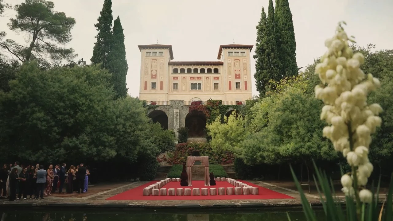 Ceremonia junto al estanque de una masia, con los invitados alrededor