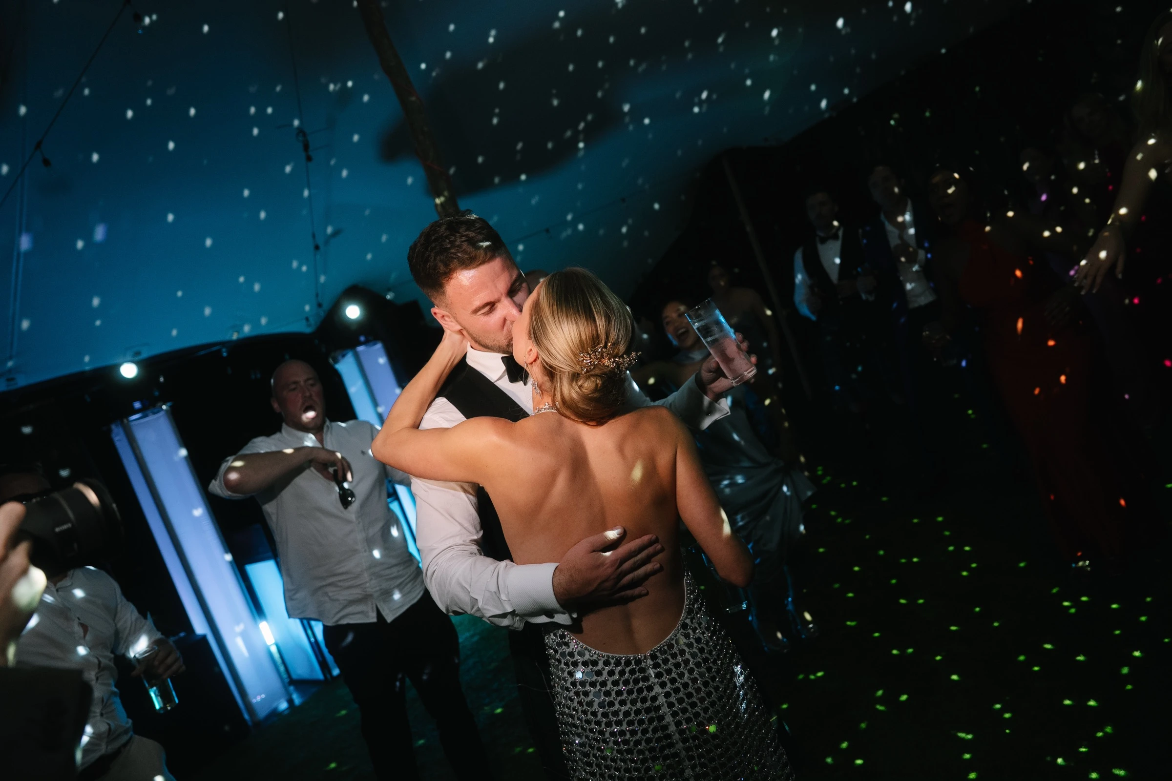 Primer baile de los novios rodeados de luces