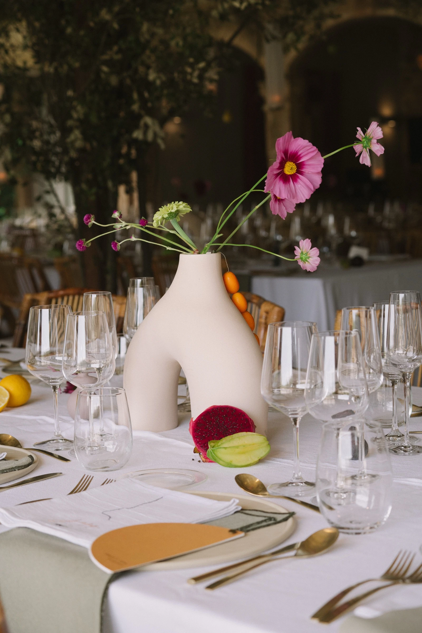 Mesa de banquete con flores frescas y luz natural