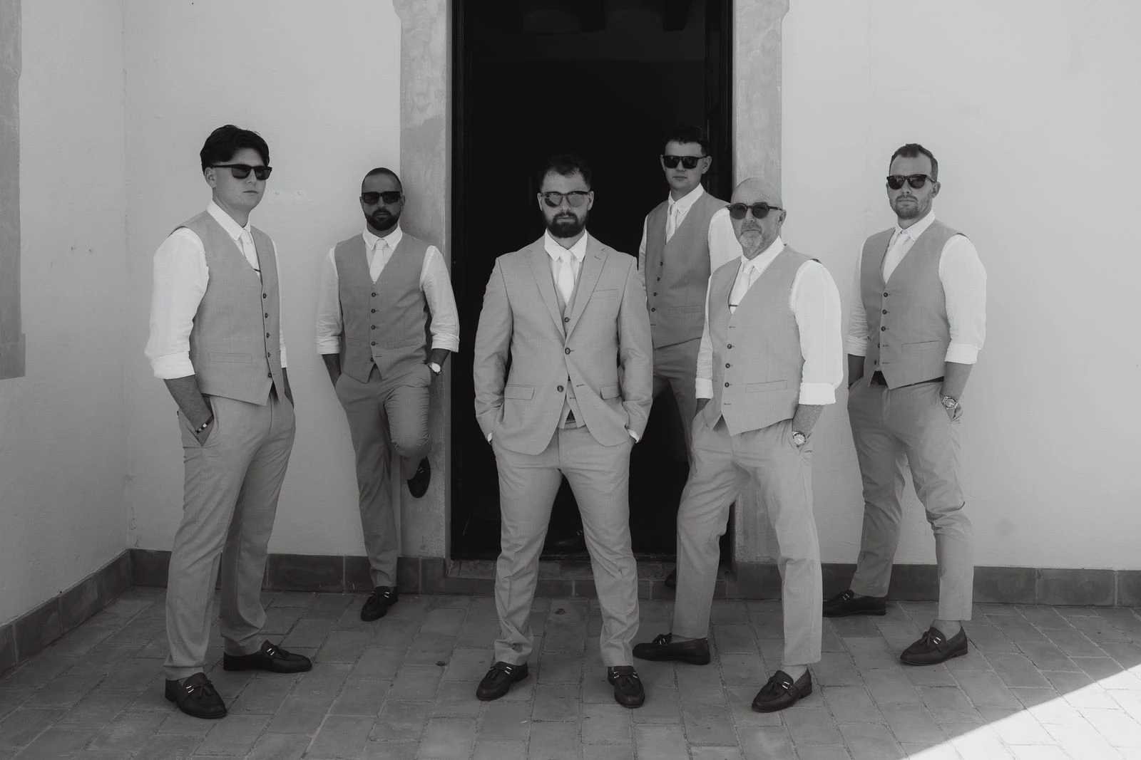 Grupo de amigos del novio posando, en blanco y negro