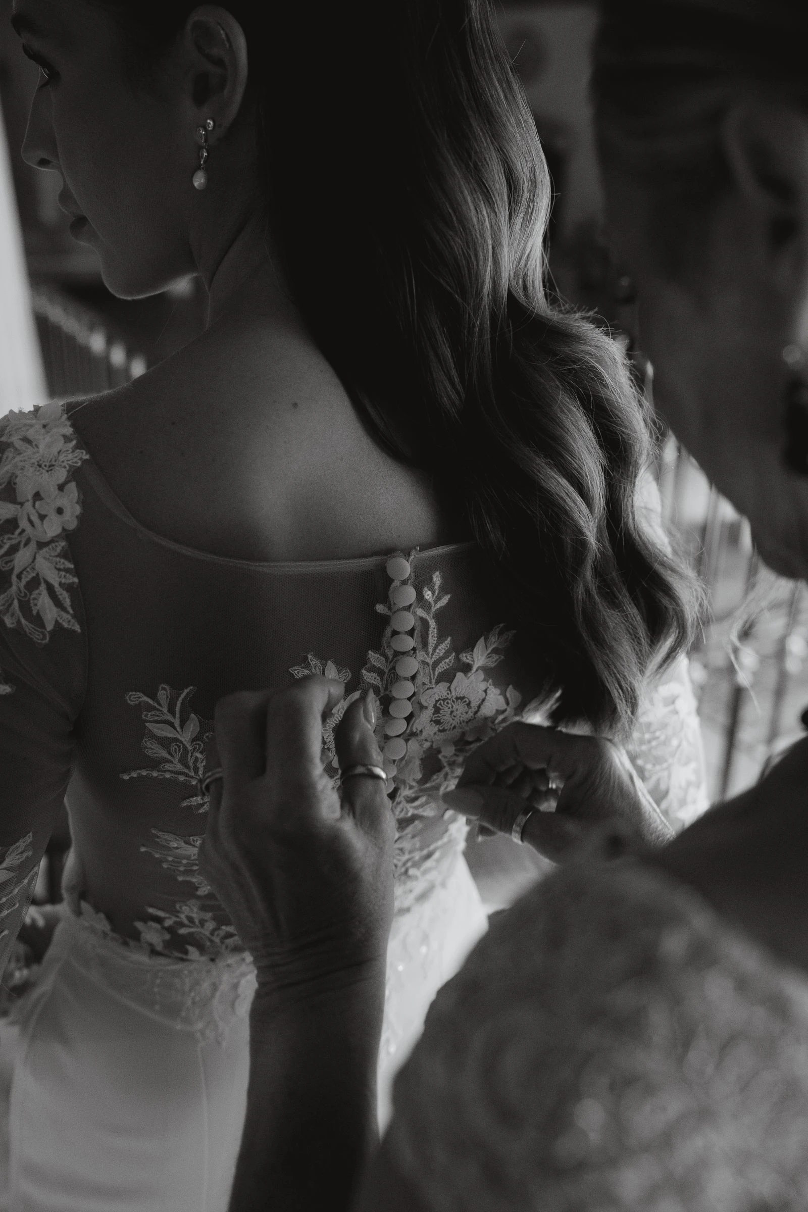Detalle de la espalda del vestido de encaje, en blanco y negro