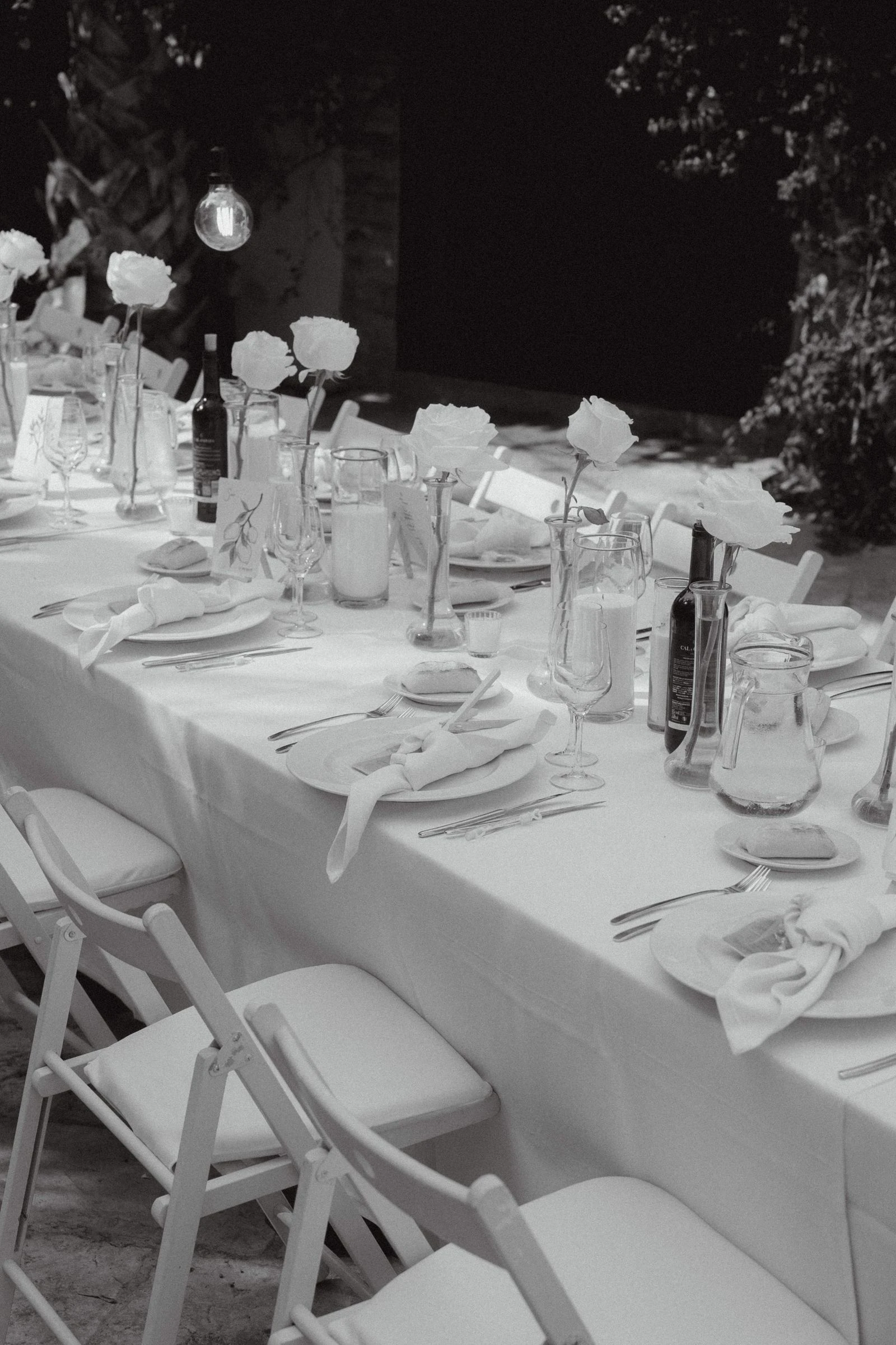 Mesa larga del banquete montada al aire libre, en blanco y negro