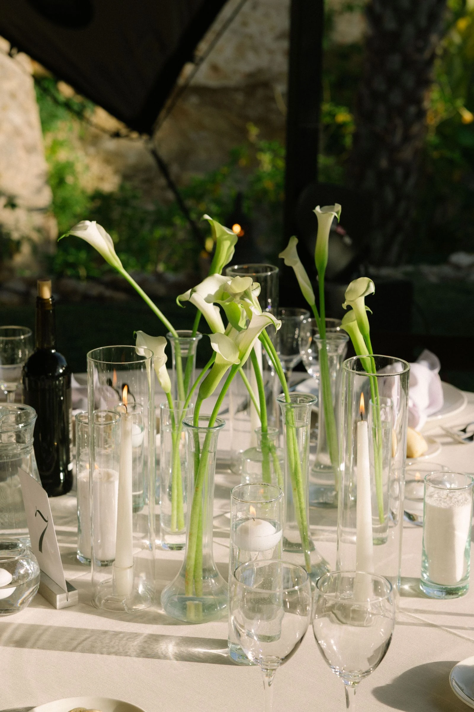 Centro de mesa con calas y velas en el banquete