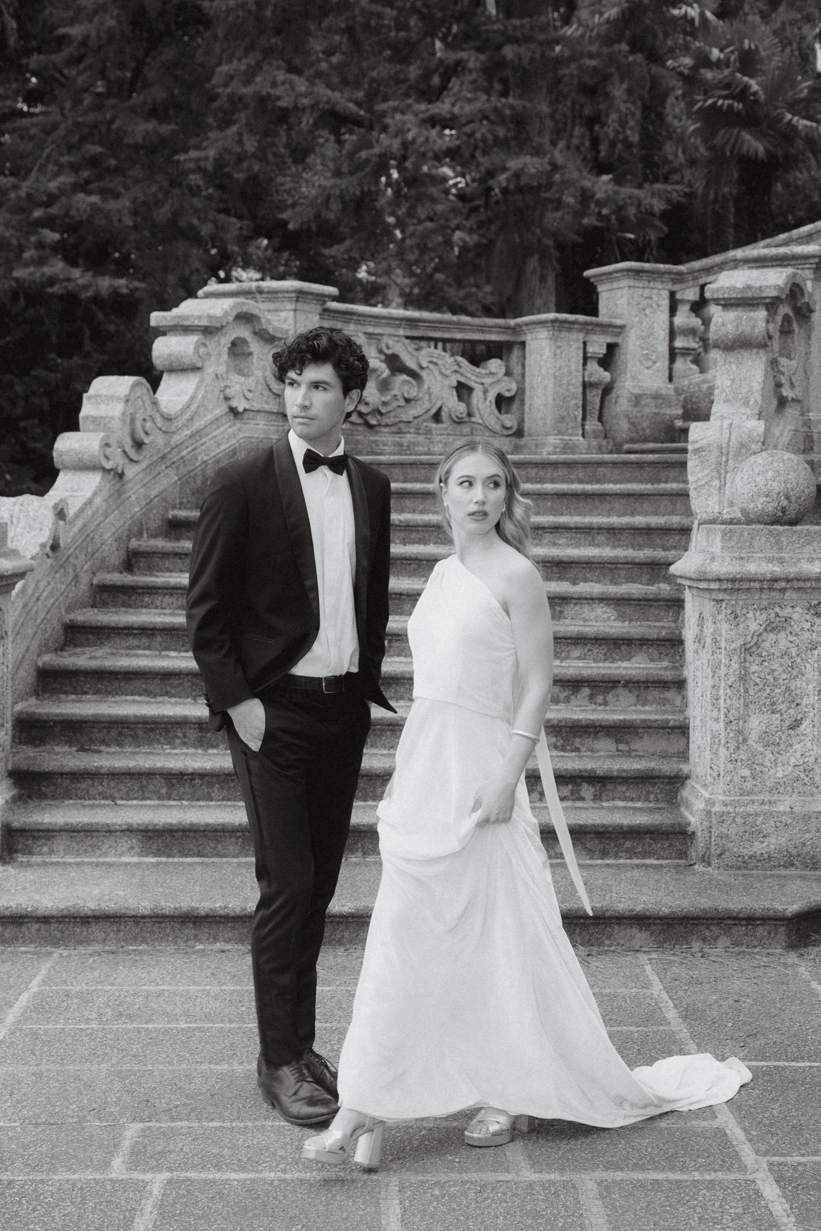 Novios en una escalinata de piedra, en blanco y negro