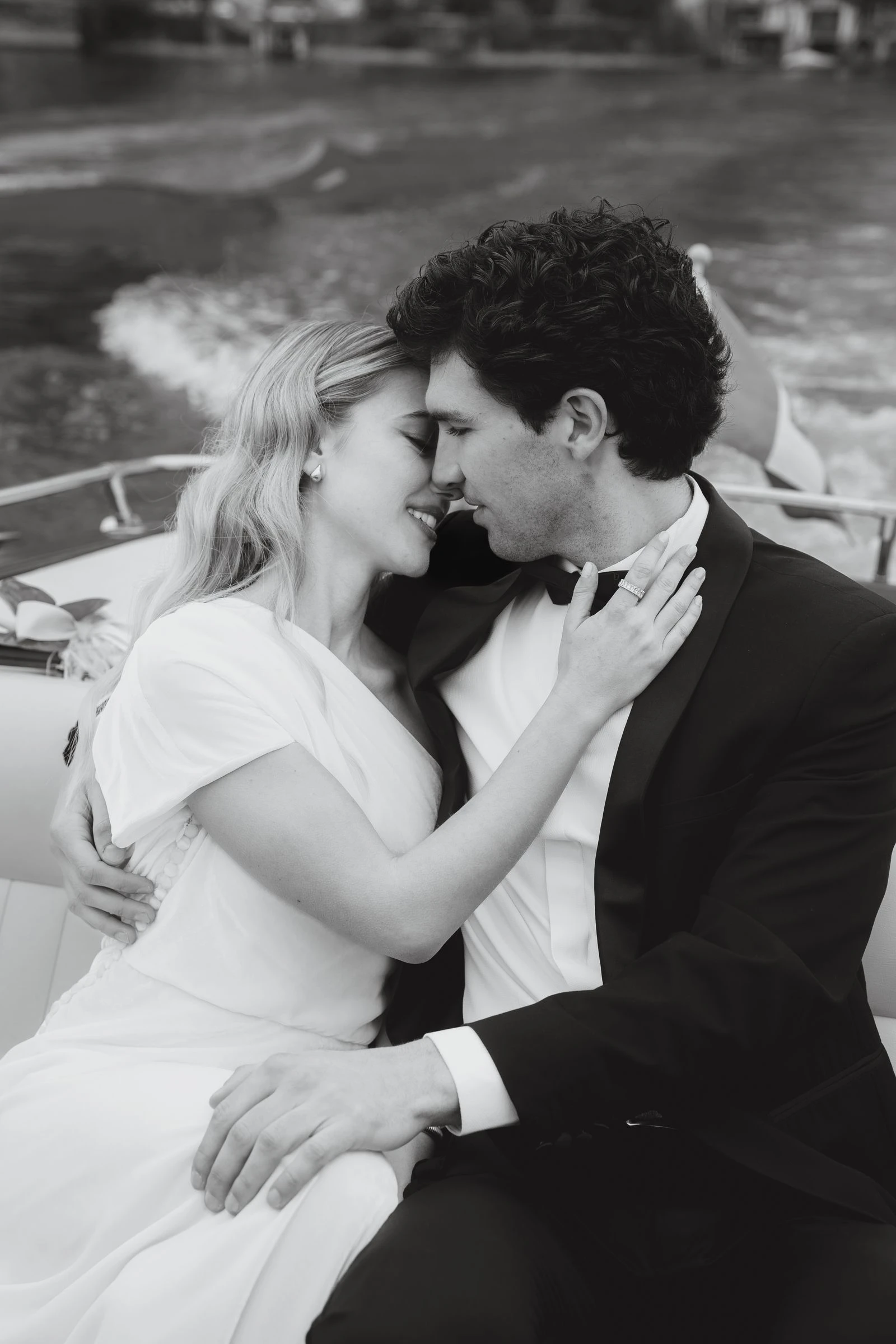 Novios abrazados dentro de la lancha, en blanco y negro