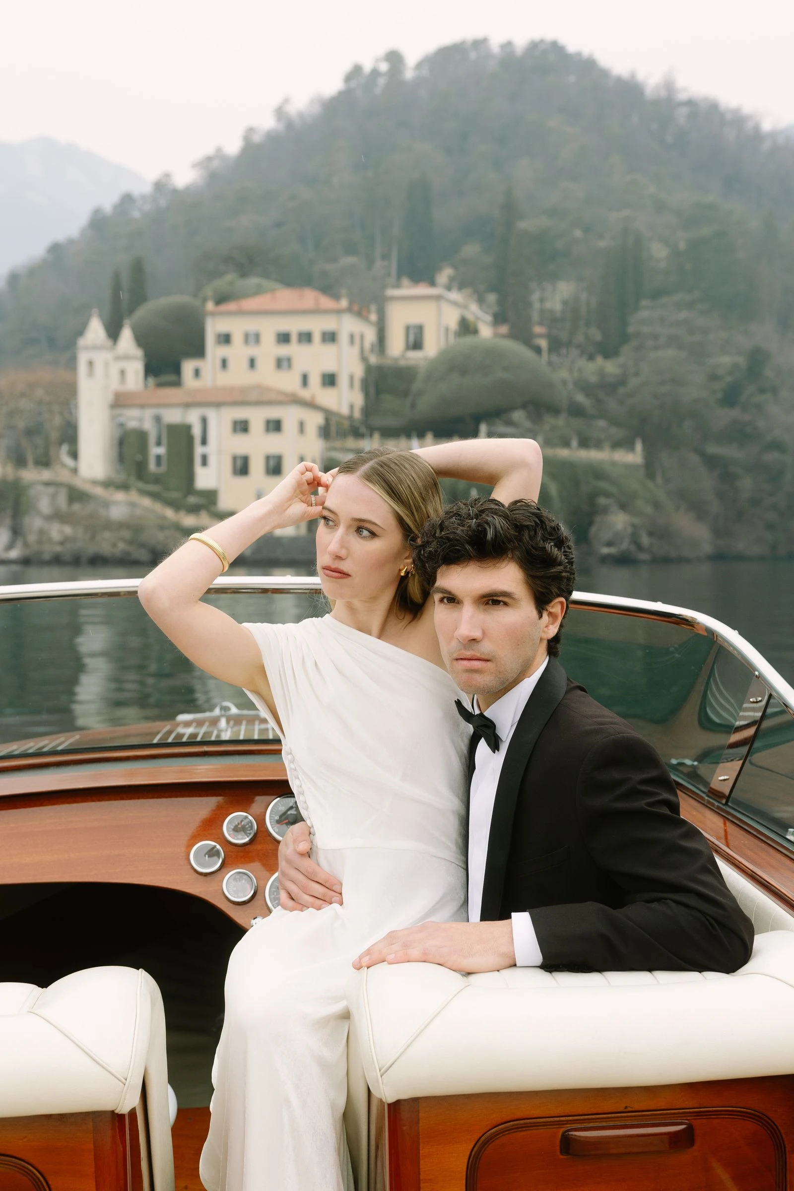 Novios en una lancha frente a una villa del lago de Como