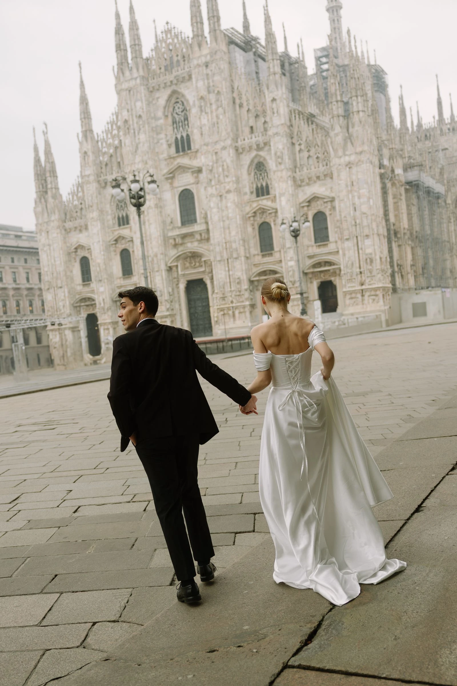 Novios caminando frente al Duomo de Milán