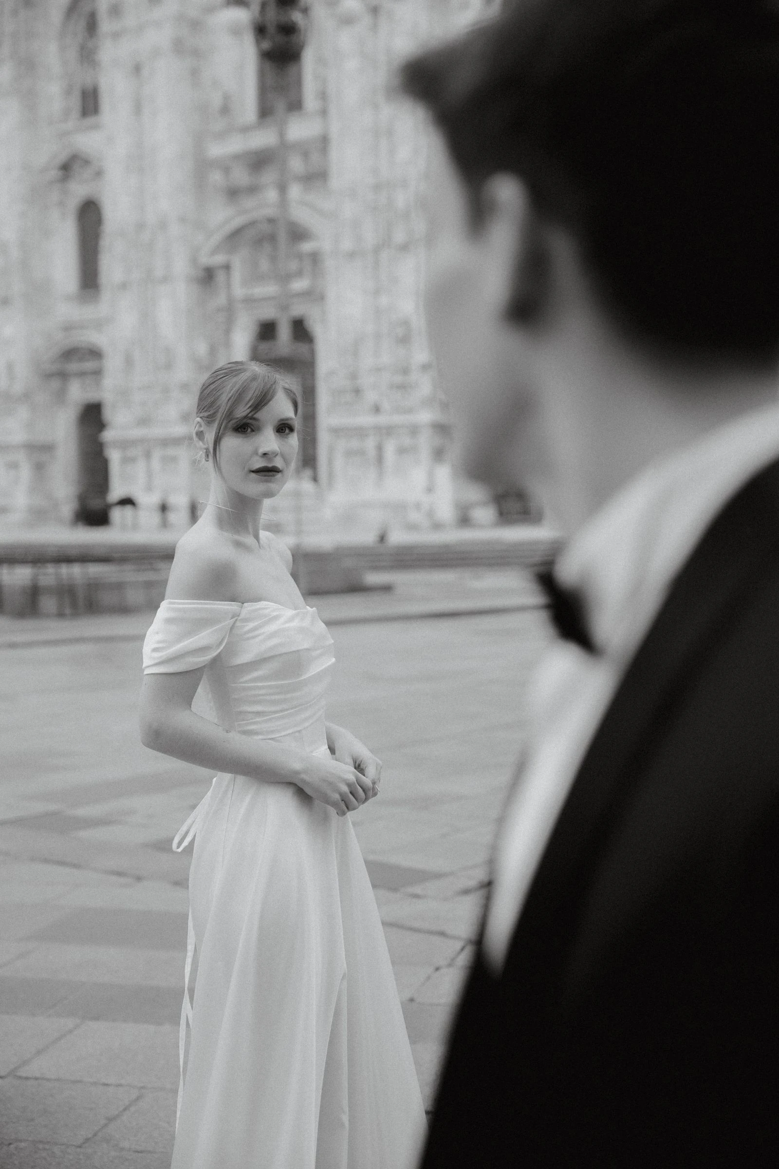 Retrato de la novia con el Duomo de Milán detrás, en blanco y negro