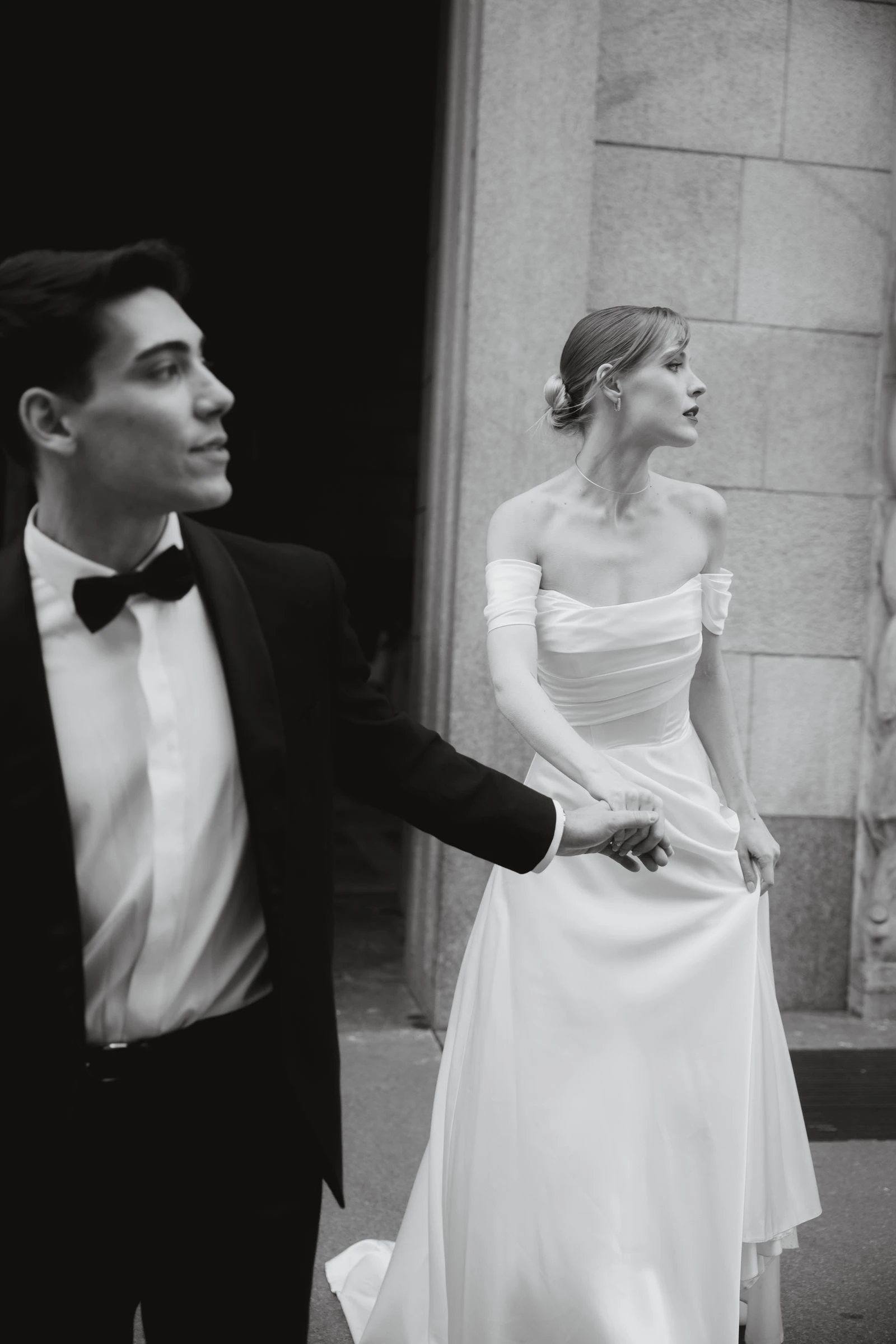 Retrato de los novios apoyados en una columna, en blanco y negro