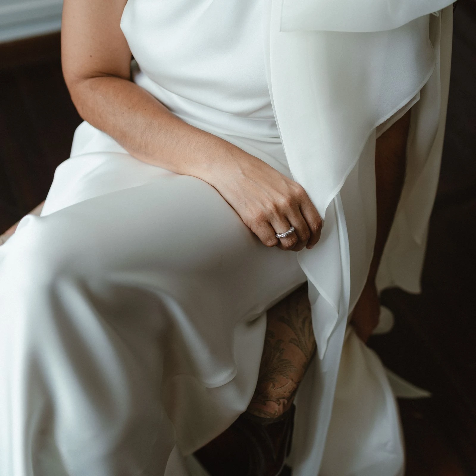 Detalle de las manos de la novia sobre el vestido