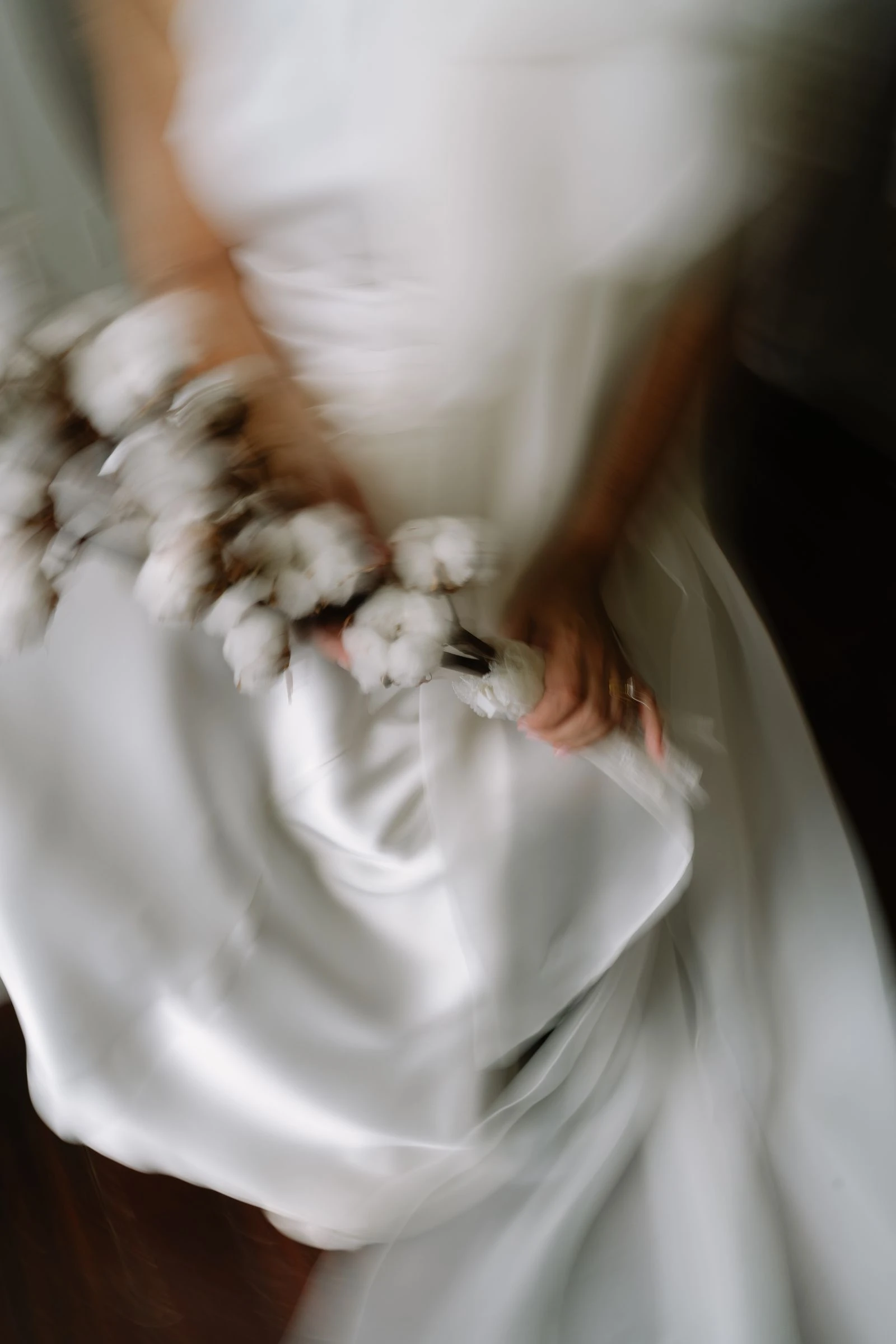 Detalle del vestido y el ramo de algodón en movimiento