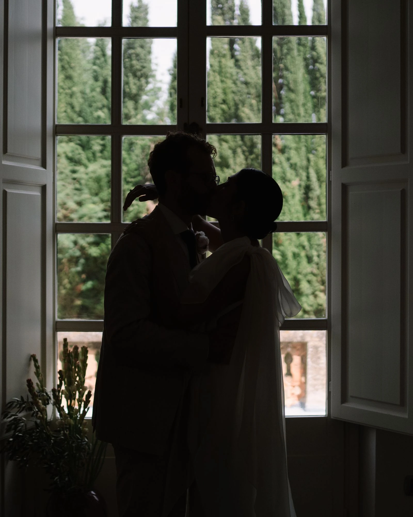 Silueta de los novios besándose ante un ventanal