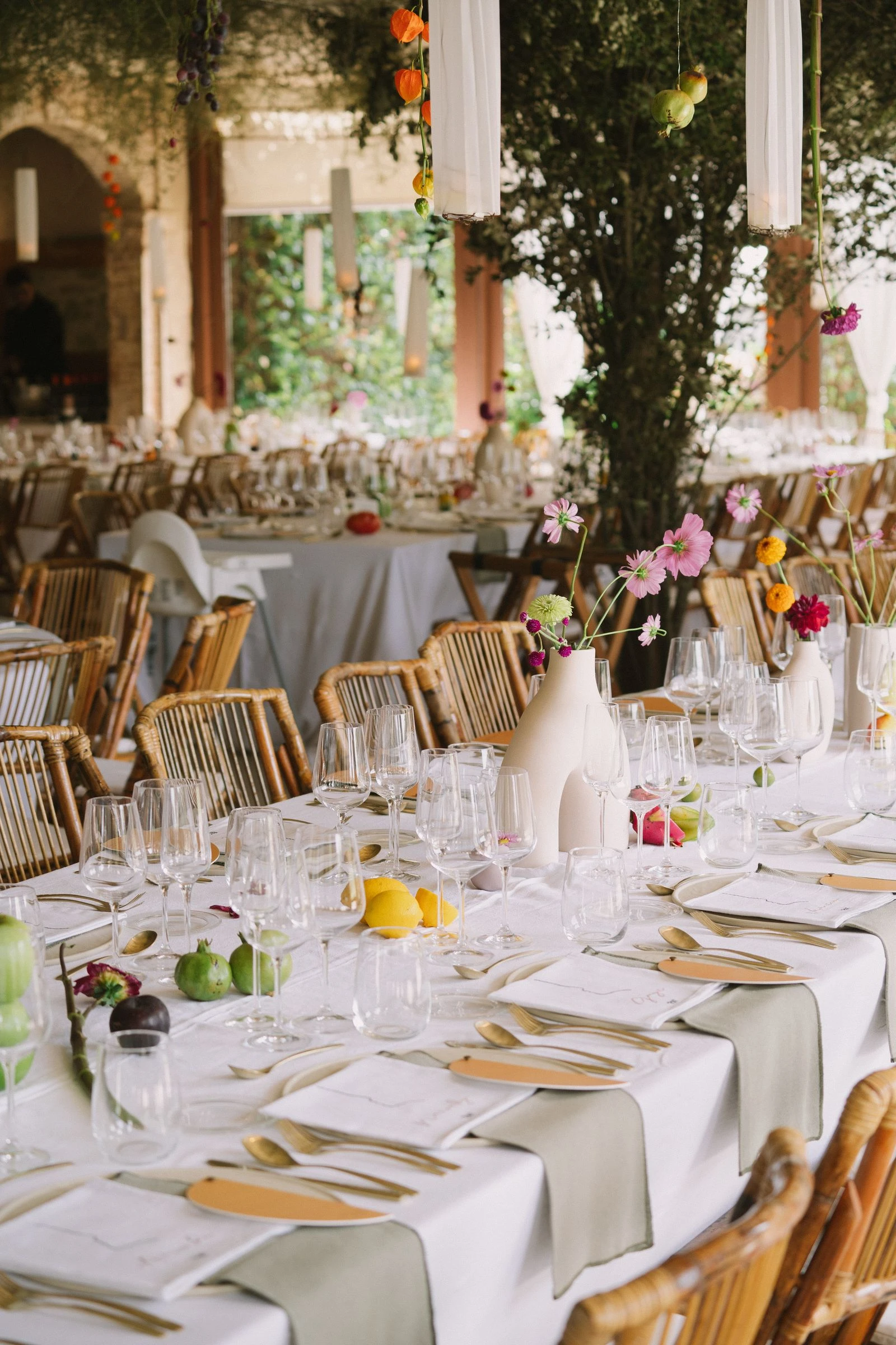 Mesas del banquete con flores de colores y fruta