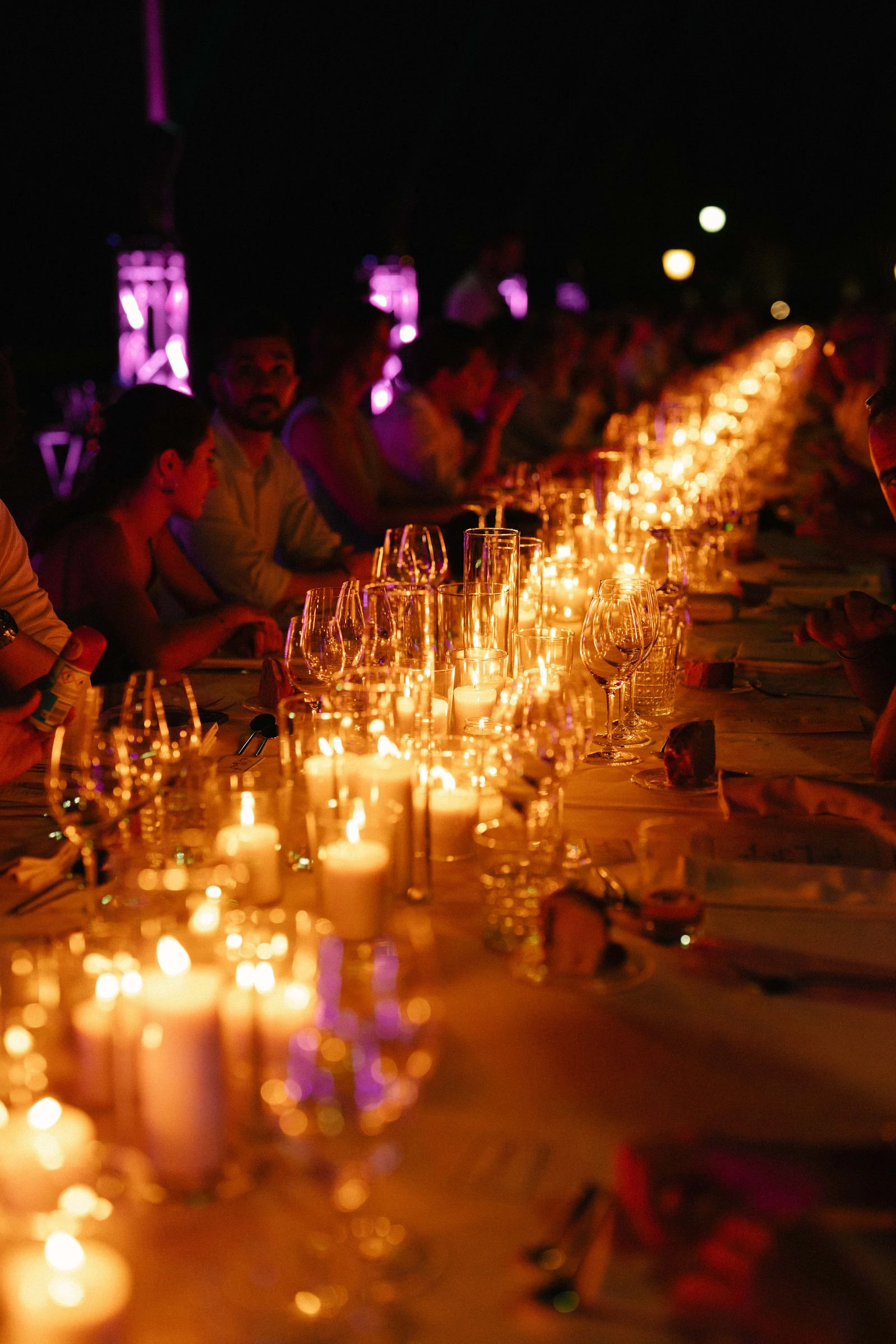 Mesa larga del banquete a la luz de las velas