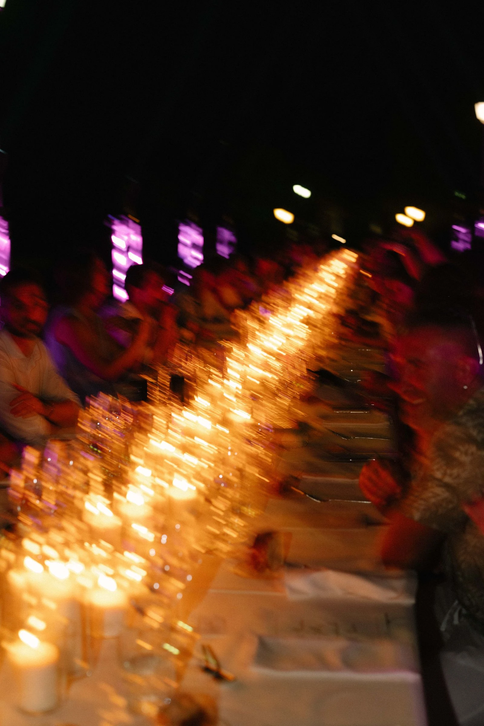 Barrido de la fiesta con la hilera de velas encendidas
