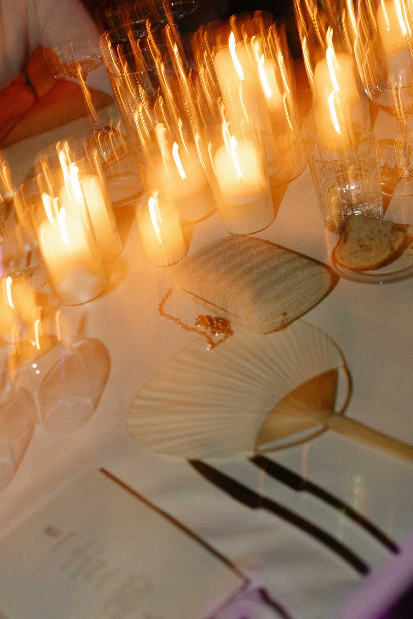 Detalle de velas y cristalería sobre la mesa del banquete