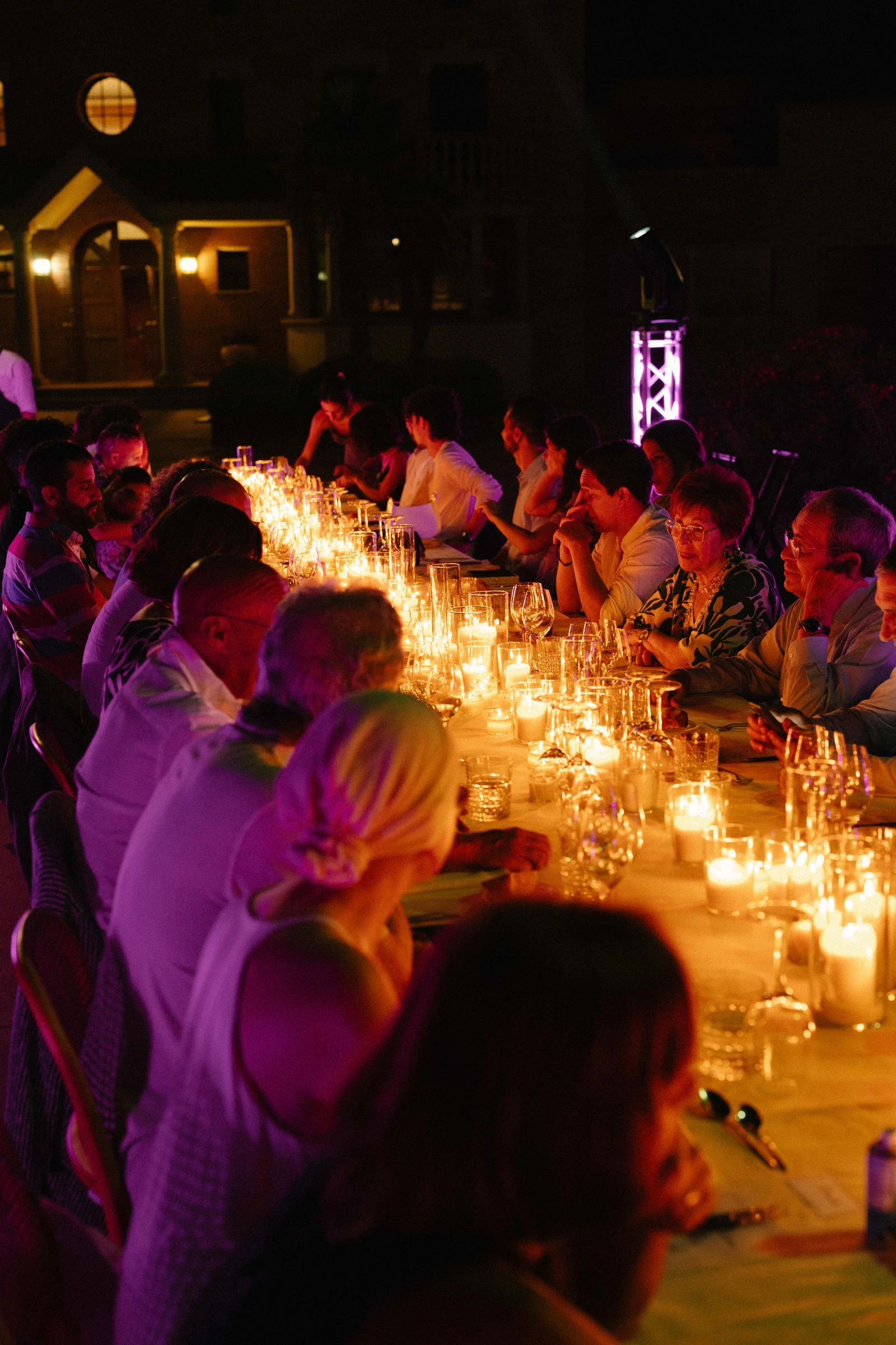 Banquete de noche iluminado por una hilera de velas