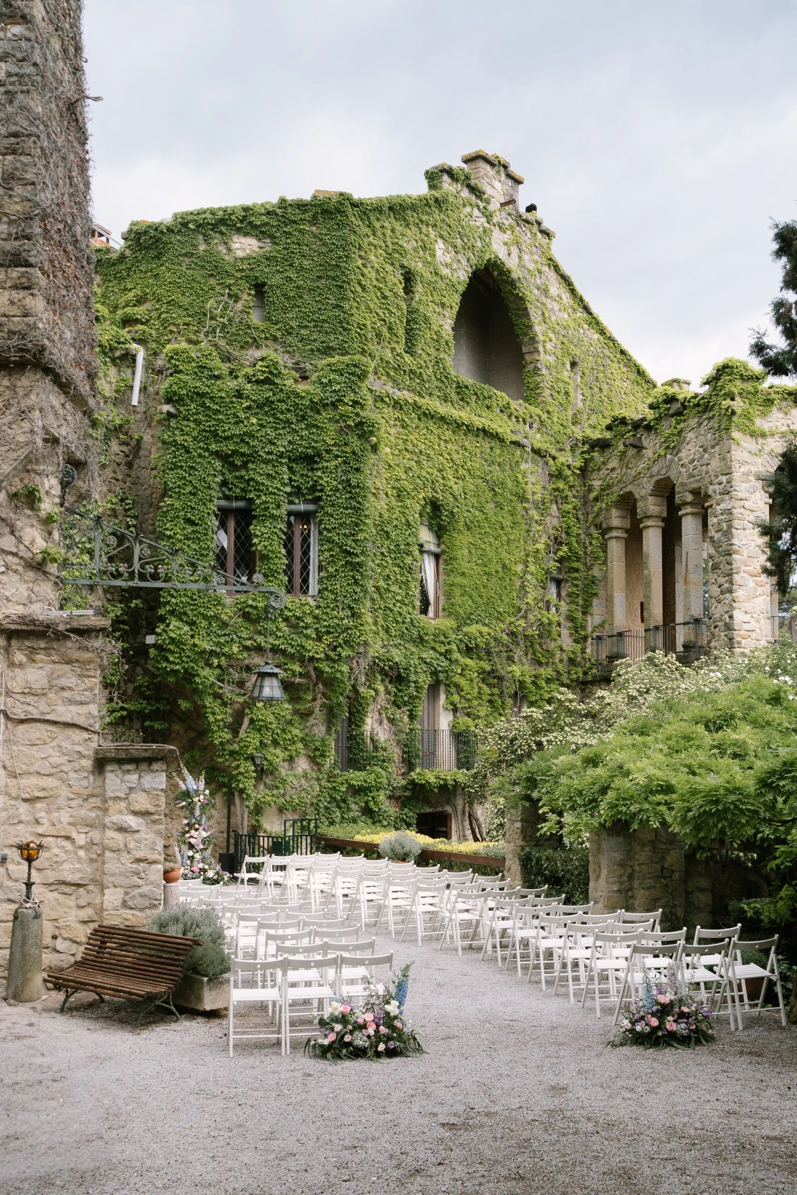 Ceremonia en el patio de un castillo cubierto de vegetación