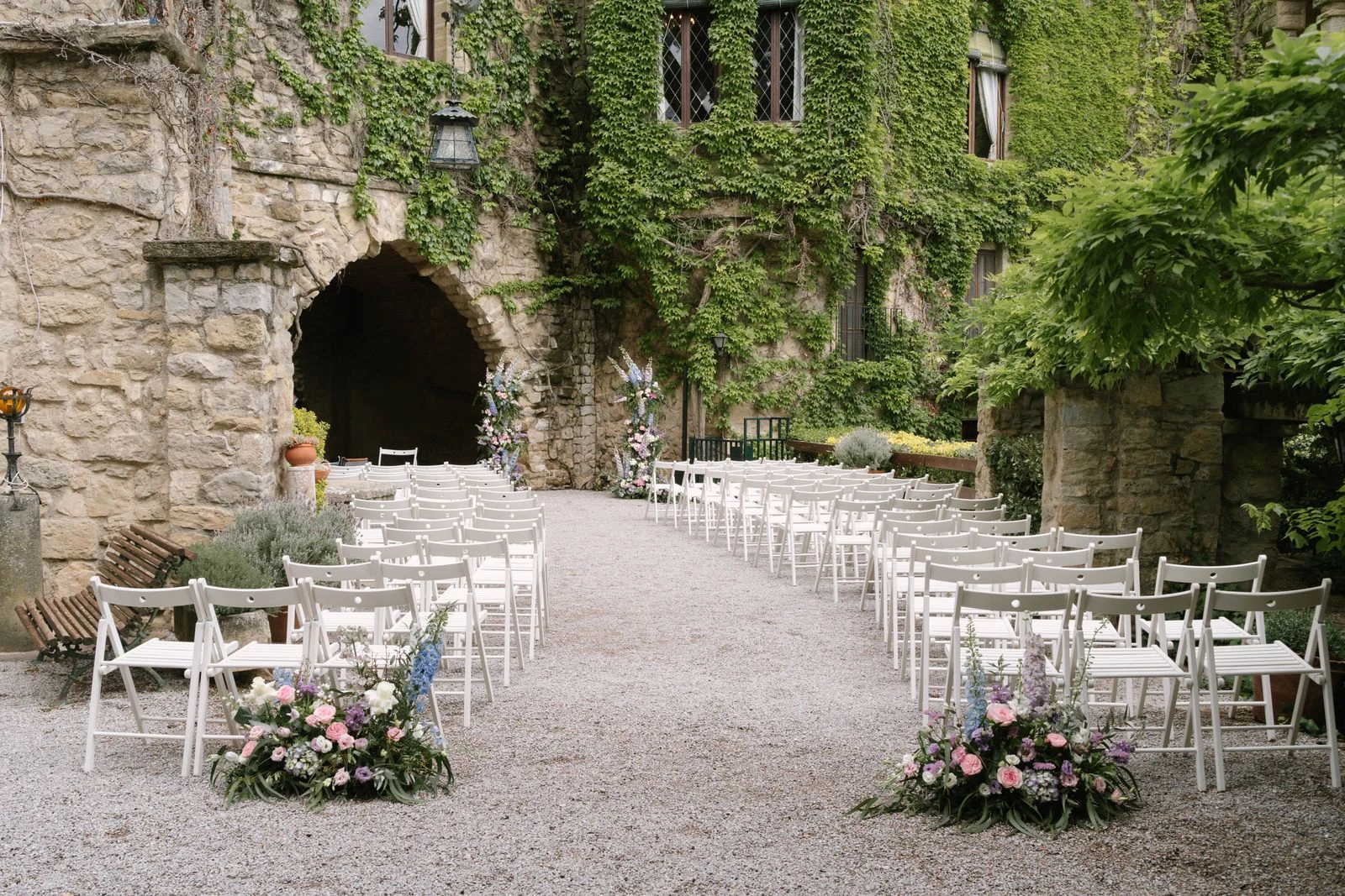 Ceremonia montada en el patio de un castillo cubierto de hiedra